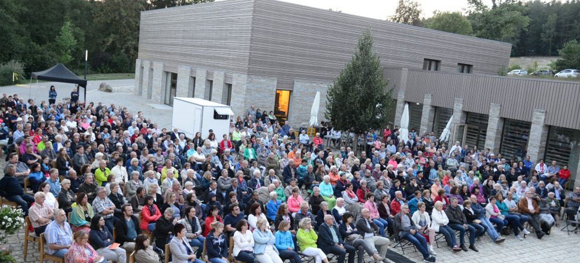 Konzertbesucher auf dem Dorfplatz in Johannisthal