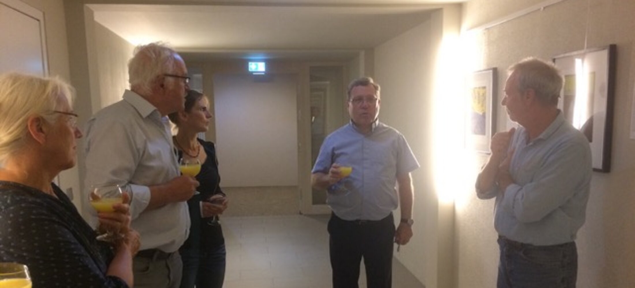 Menschen mit einem Glas Orangensaft