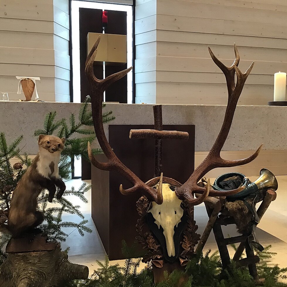 Hirschgeweih vor dem Altar