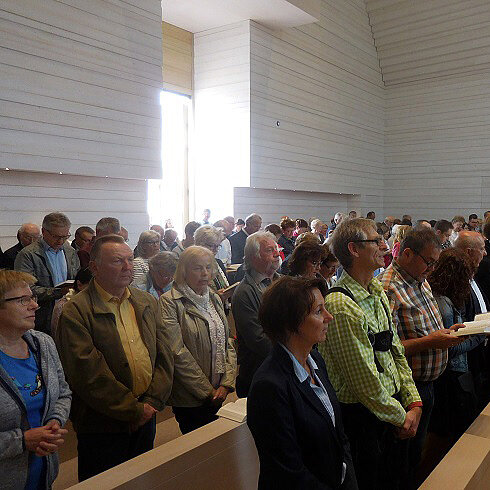 Voll besetzte Kirche in Johannisthal