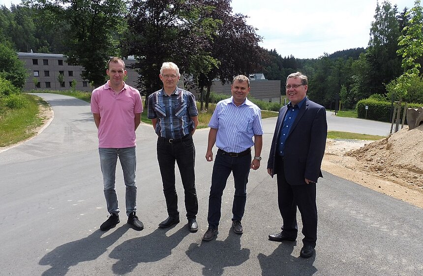 Vier Herren vor der Kulisse in Johannisthal