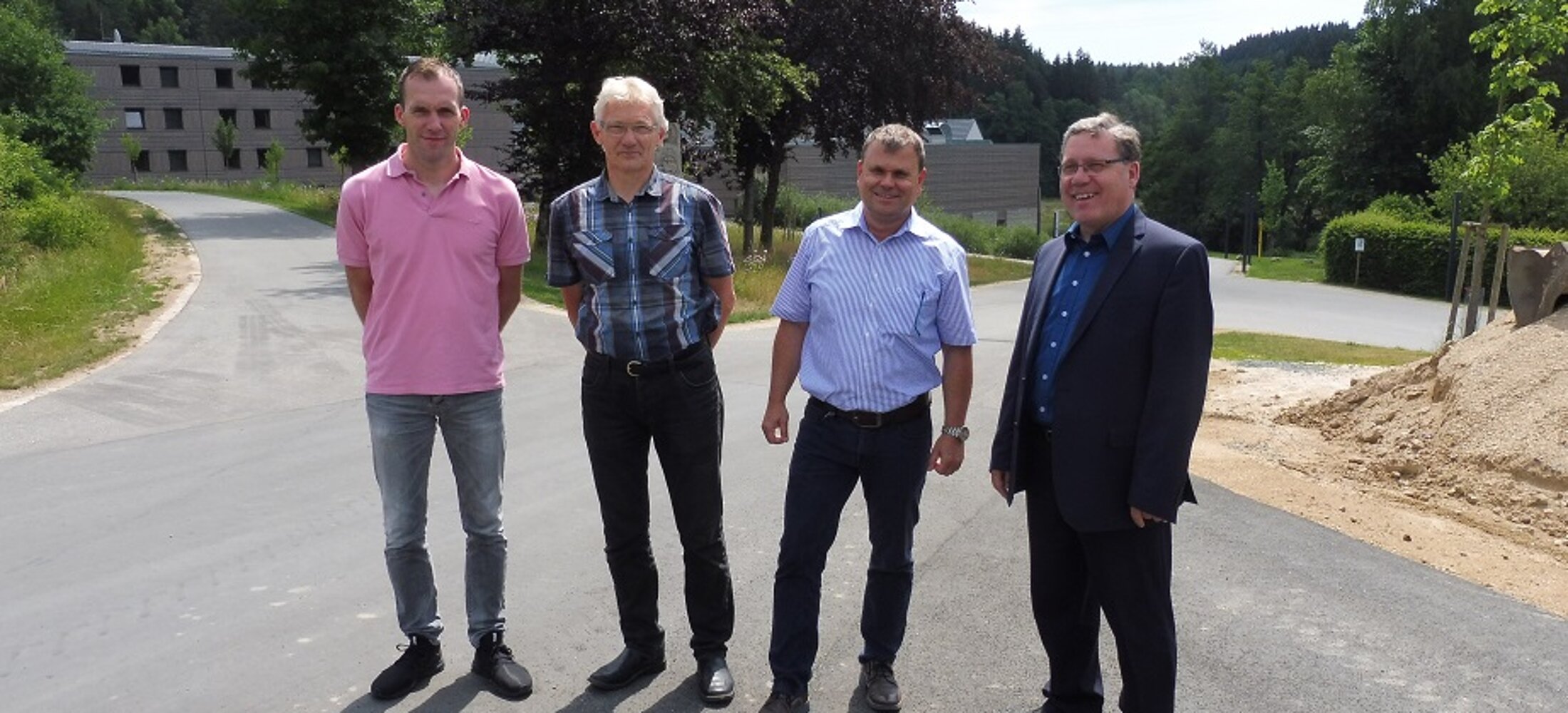 Vier Herren vor der Kulisse in Johannisthal