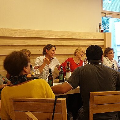 Unterhaltende Menschen an Tischen