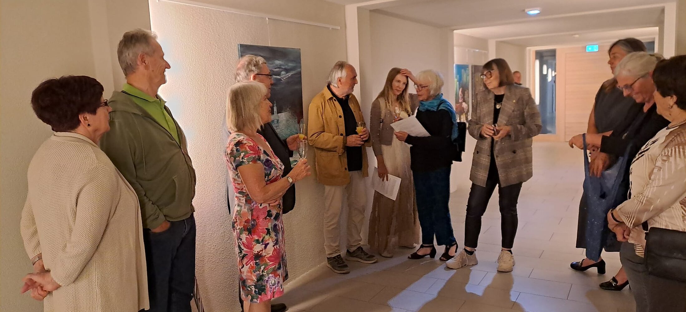 Gäste einer Vernissage in Johannisthal