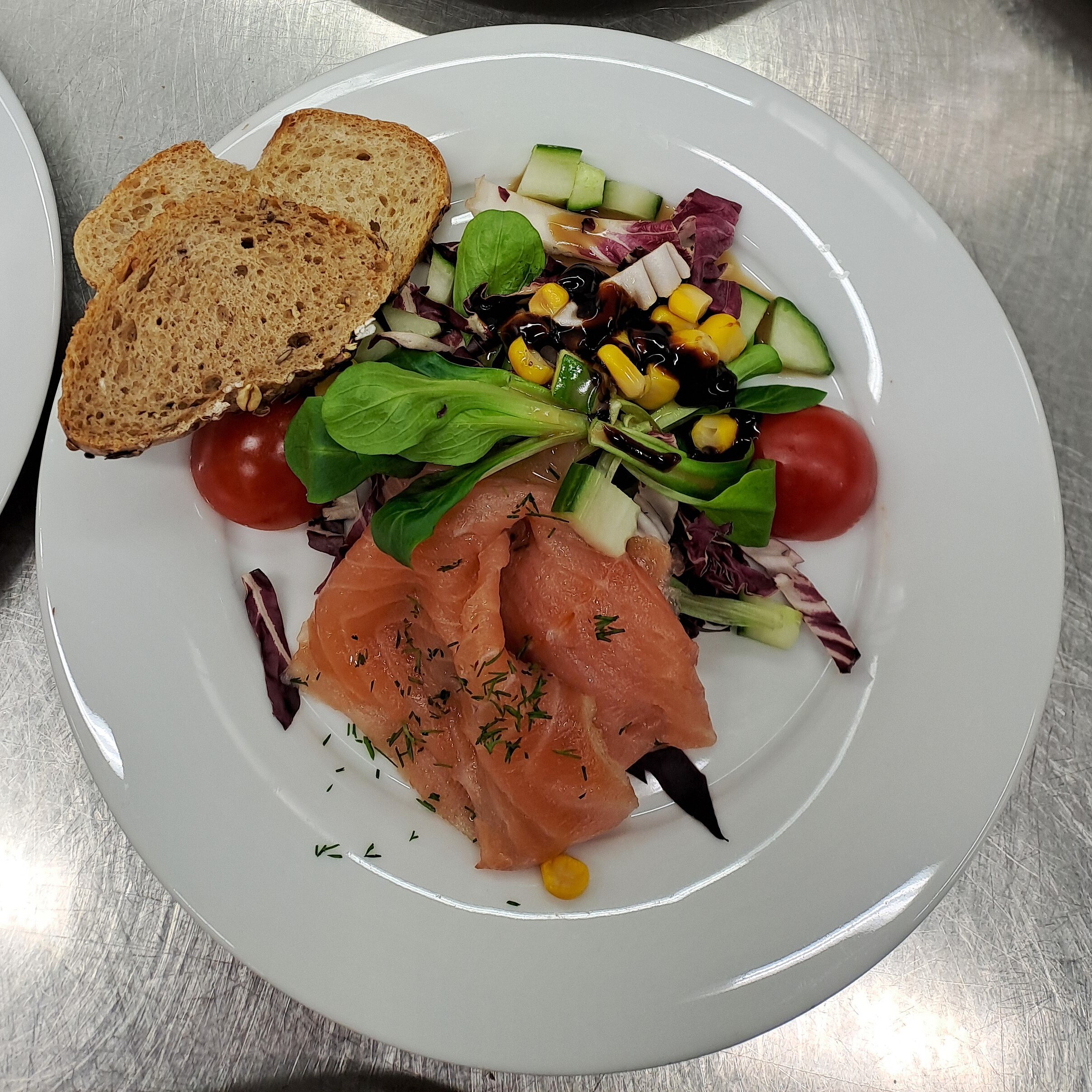 Salatteller mit Lachs