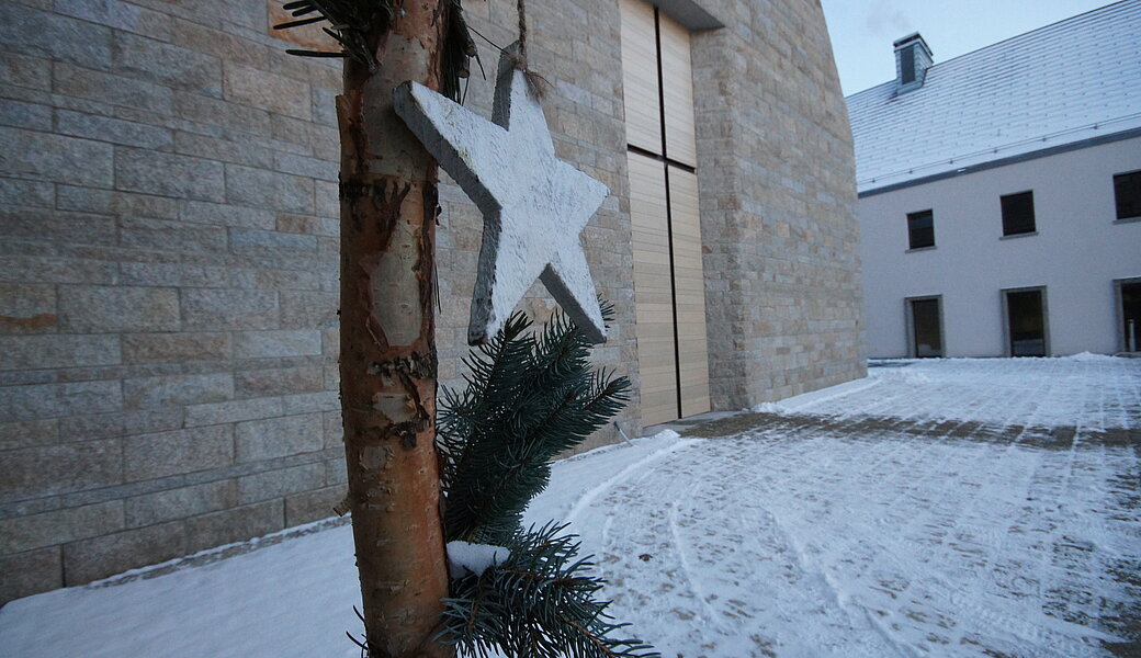 Stern vor winterlicher Kapelle in Johannisthal