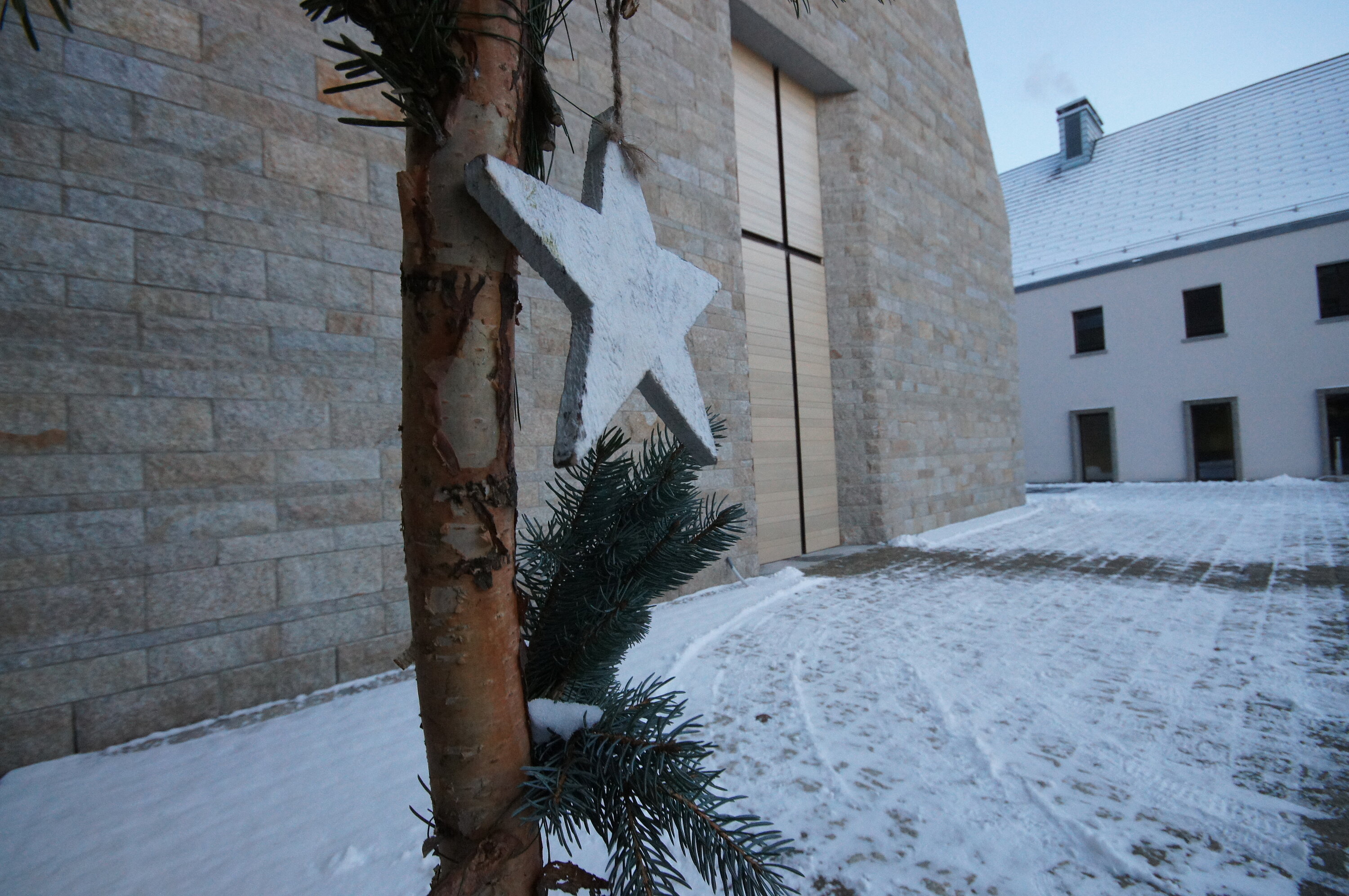 Stern vor winterlicher Kapelle in Johannisthal