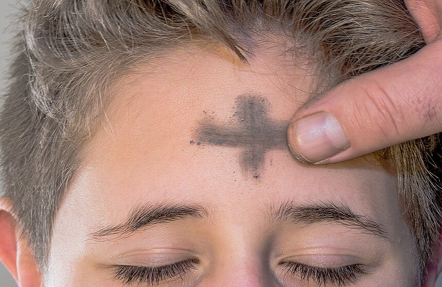 Stirn mit Aschenkreuz