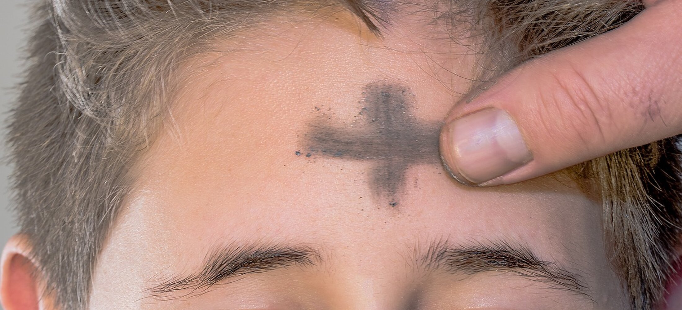 Stirn mit Aschenkreuz