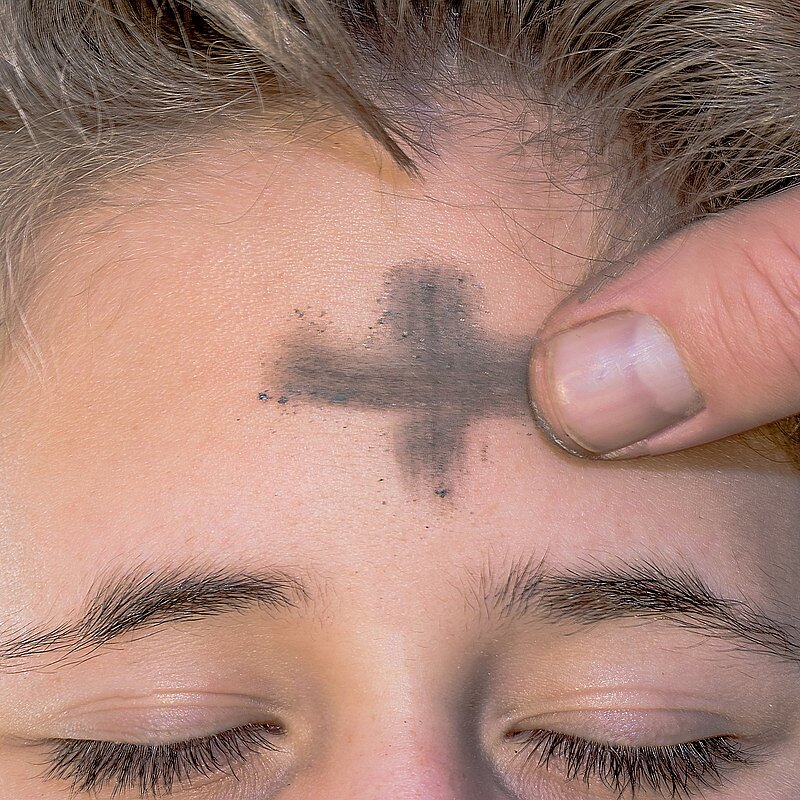 Stirn mit Aschenkreuz