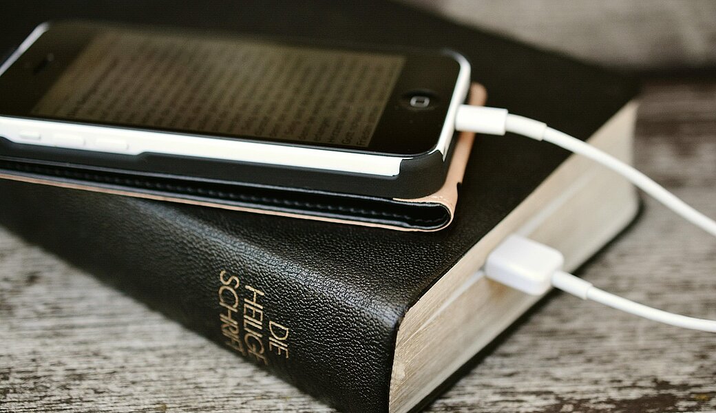 Bibel mit Handy