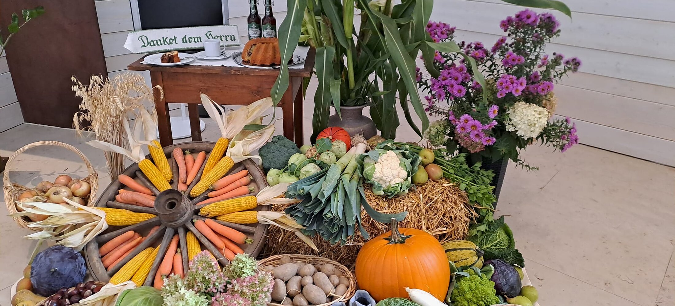 Arrangiertes Obst und Gemüse