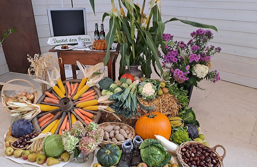 Arrangiertes Obst und Gemüse