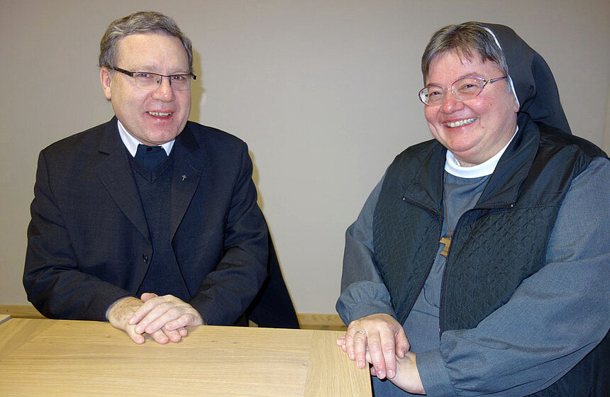 Direktor Strigl mit einer Klosterschwester im Gespräch