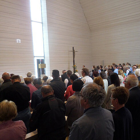 Voll besetzte Kirche in Johannisthal