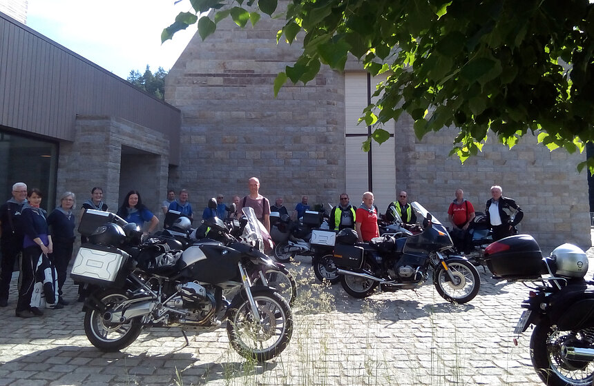 Motorradfahrer auf dem Dorfplatz