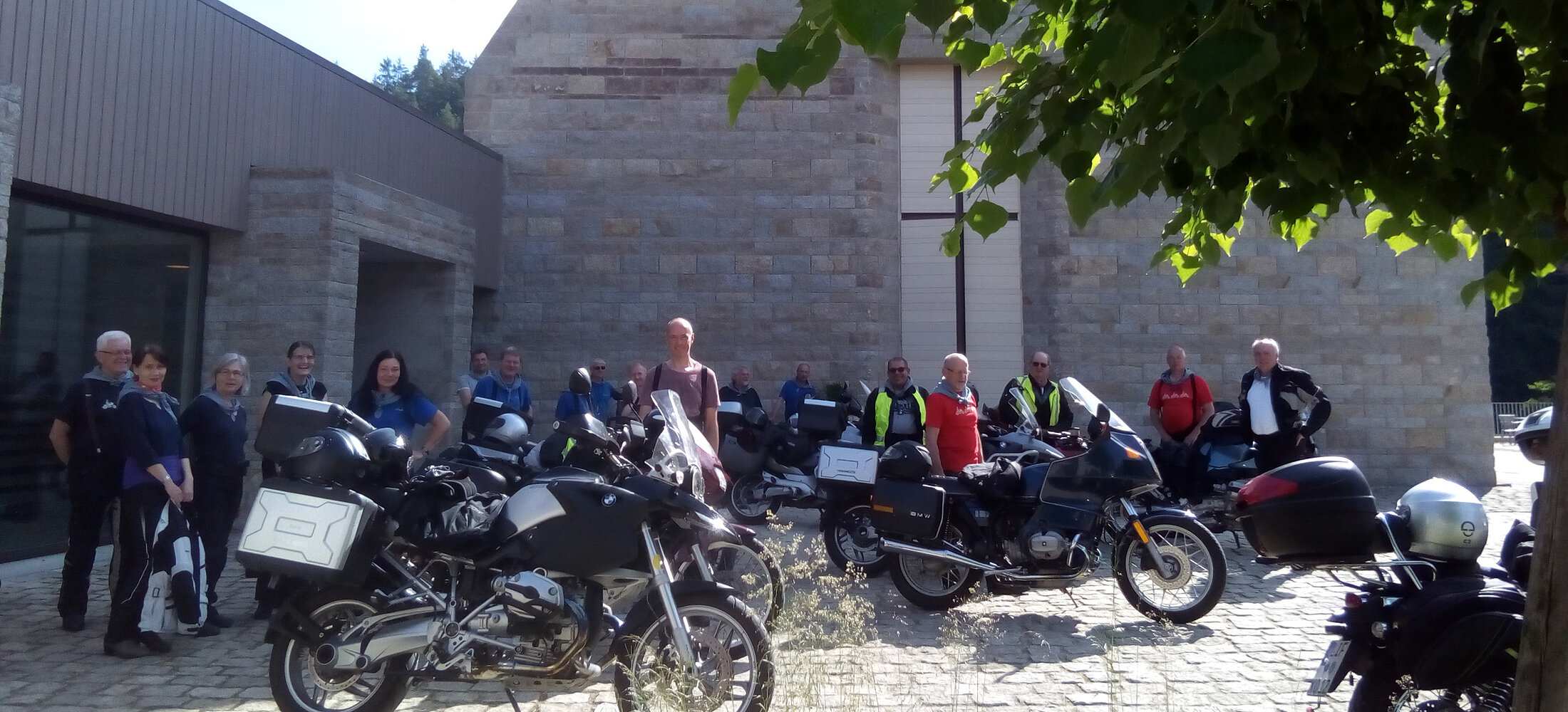 Motorradfahrer auf dem Dorfplatz