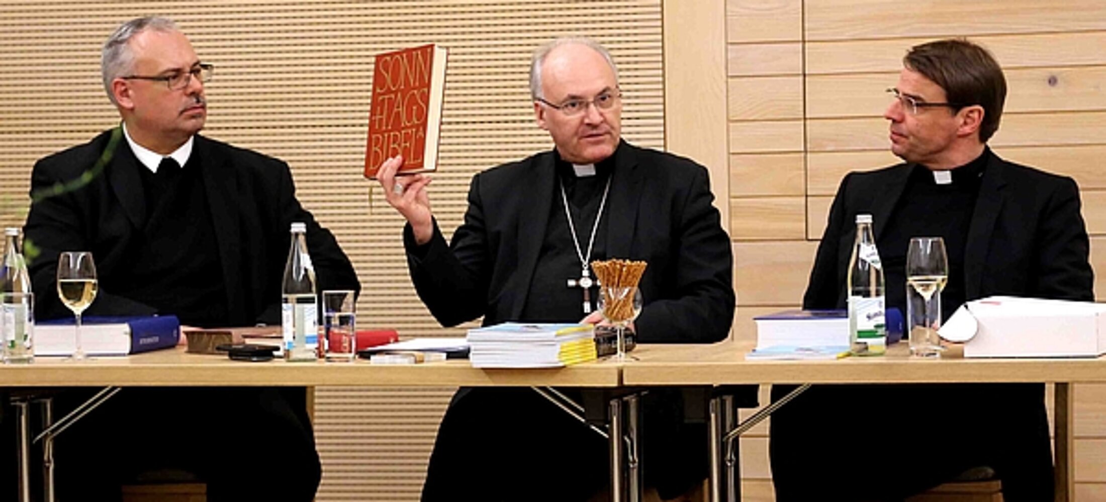 Bischof Dr. Rudolf Voderholzer an einem Konferenztisch