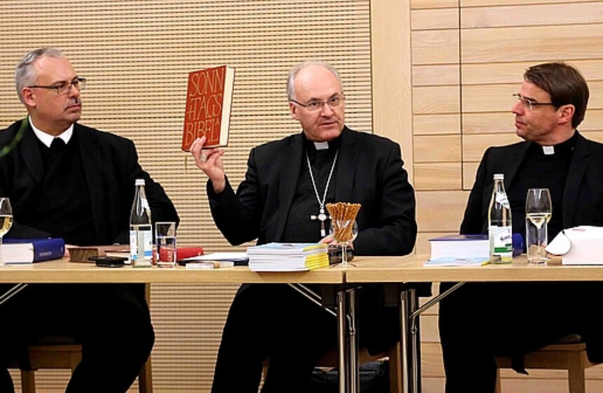 Bischof Dr. Rudolf Voderholzer an einem Konferenztisch