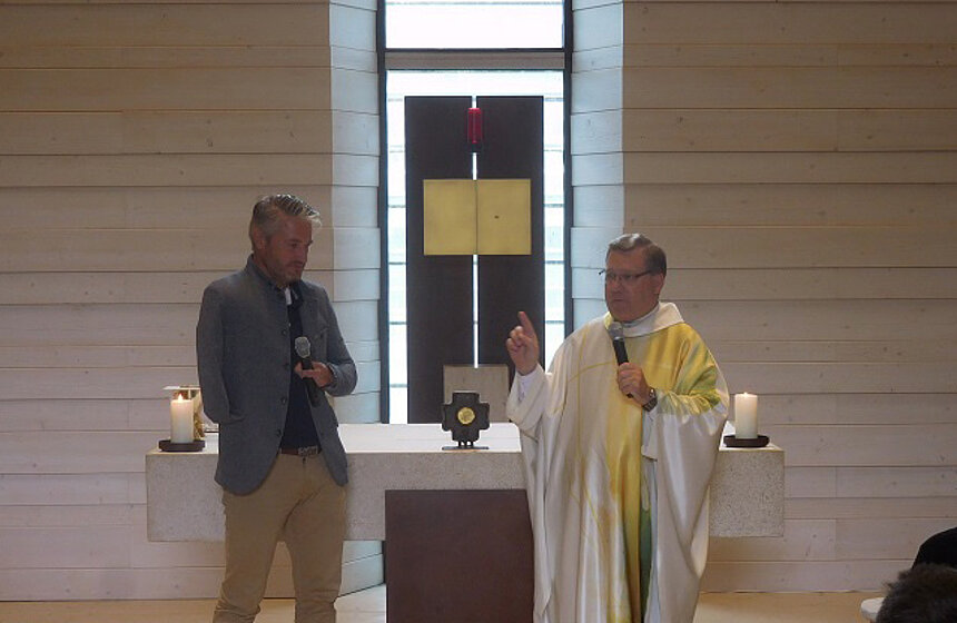 Pfarrer Manfred Strigl im Gespräch mit Gerd Schönfelder
