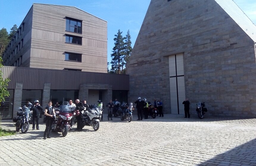 Motorradfahrer auf dem Dorfplatz in Johannisthal