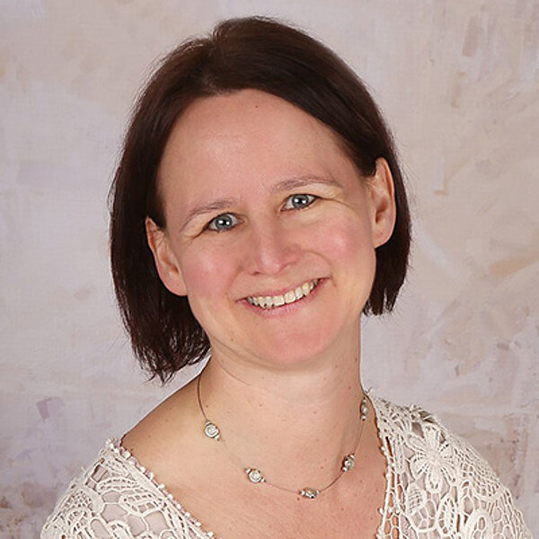 Porträtbild Referentin Angela Dauth