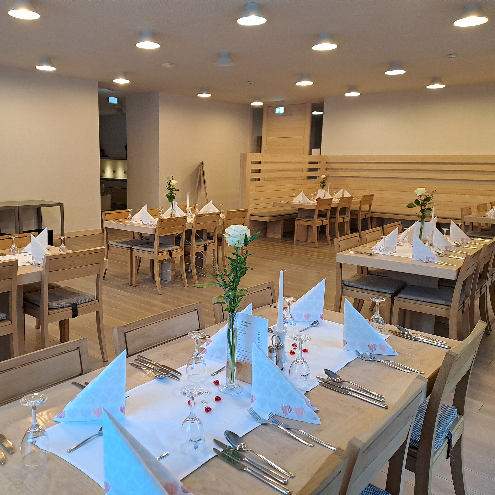 Festlich gedeckter Speisesaal