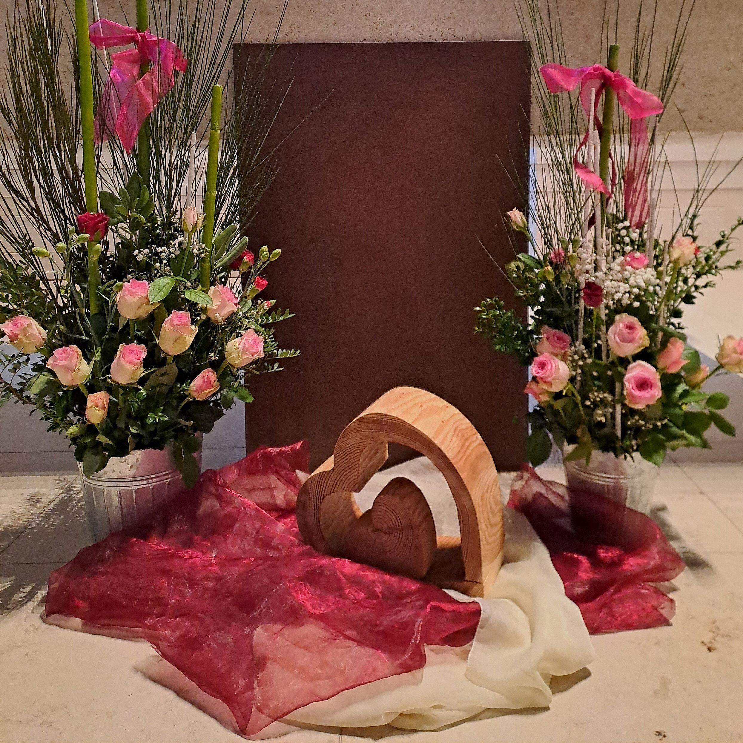 Blumenschmuck vor dem Altar