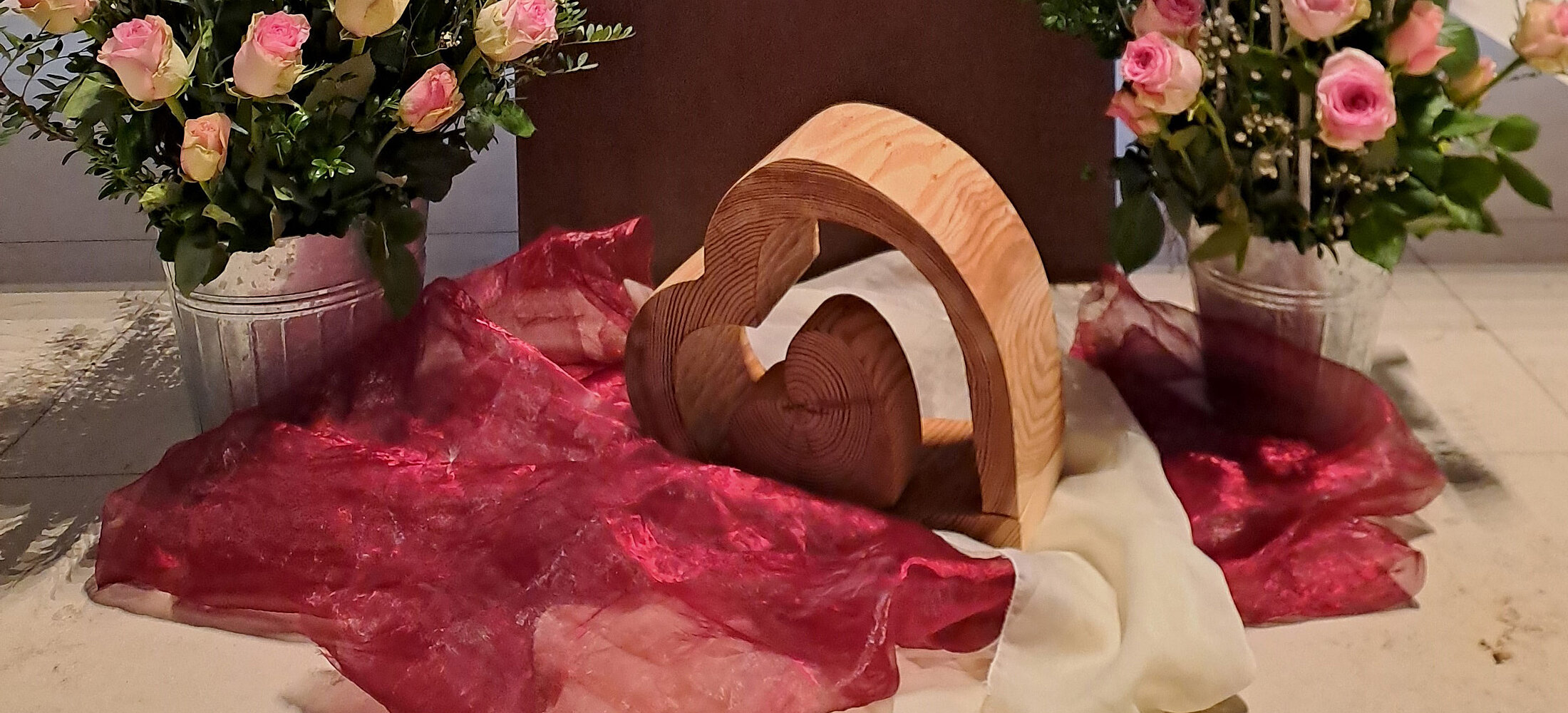 Blumenschmuck vor dem Altar