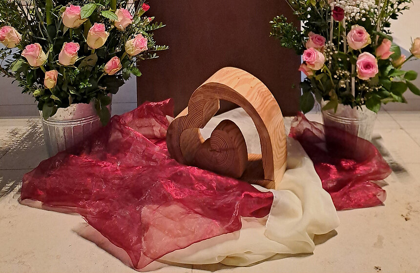 Blumenschmuck vor dem Altar
