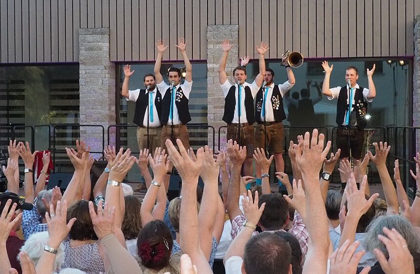 Musikband Bayrische Löwen mit jubelnden Publikum