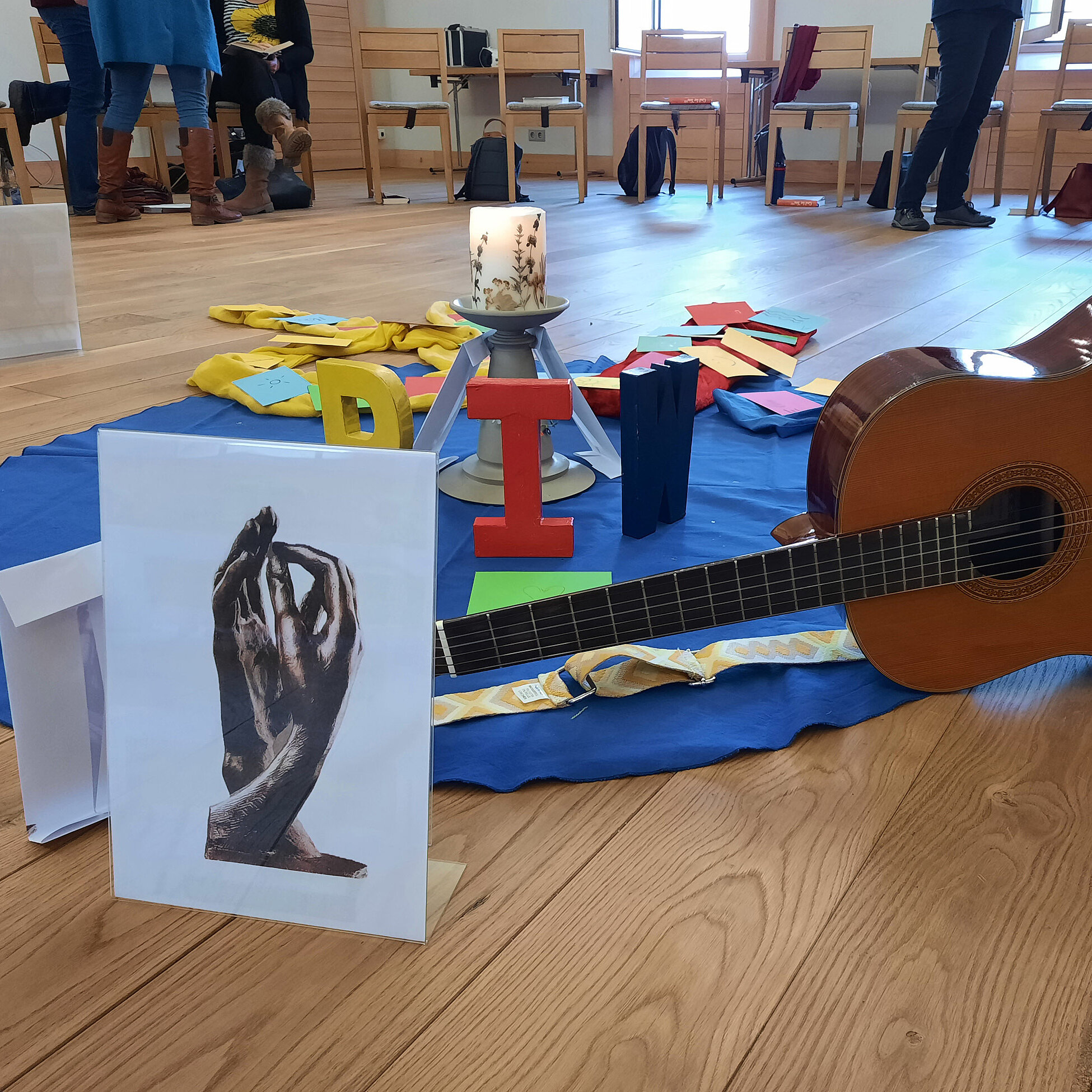 Gestaltete Mitte mit Tuch, Kerze und Gitarre