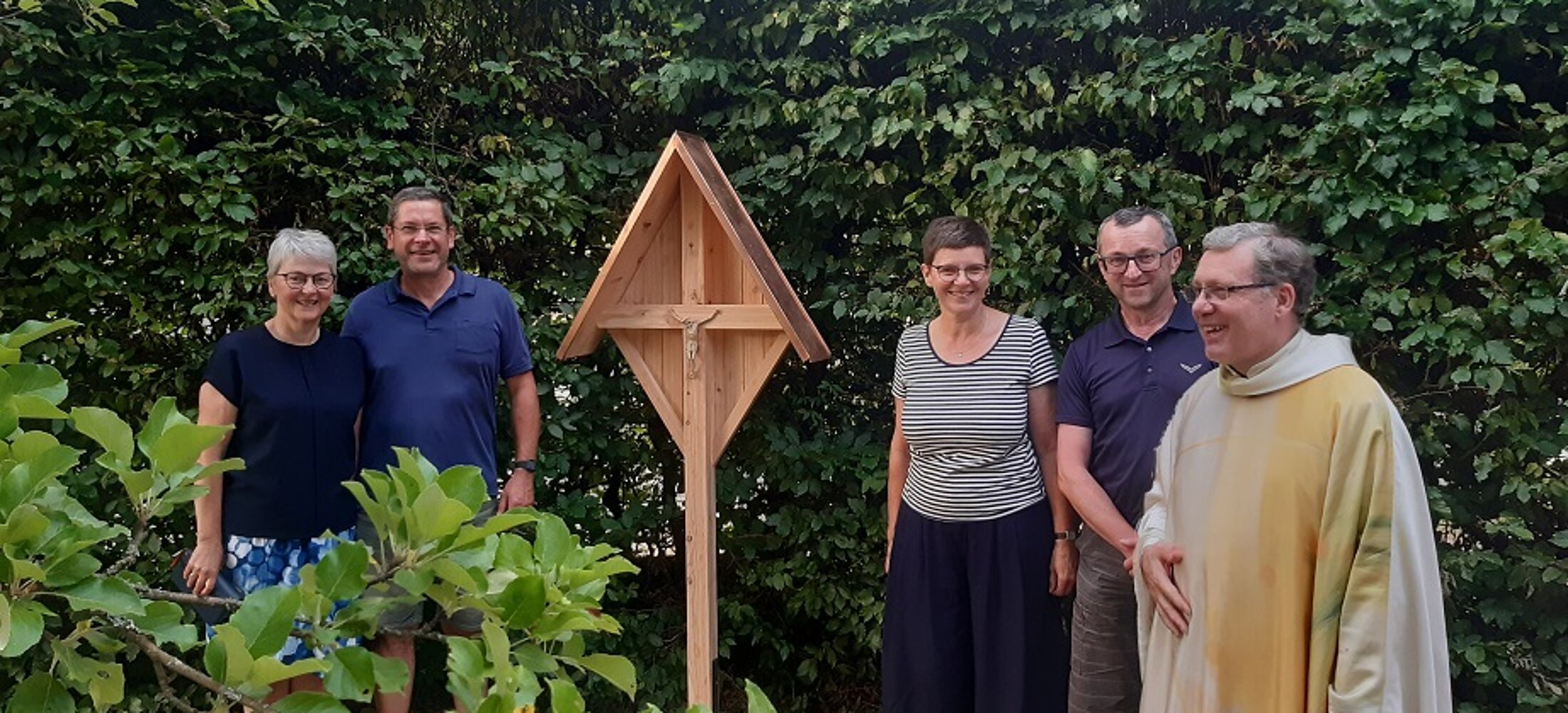 Holzkreuz im Garten