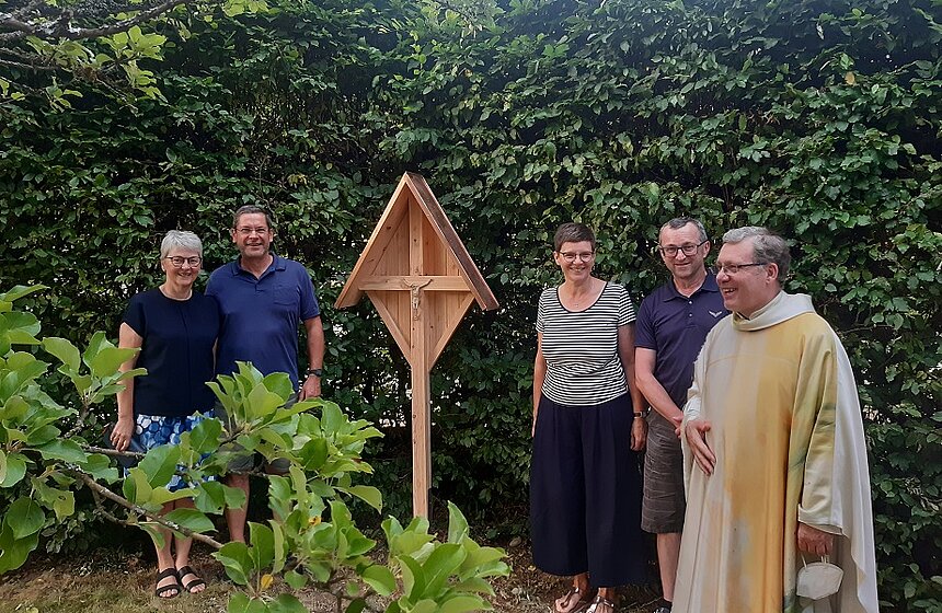 Holzkreuz im Garten