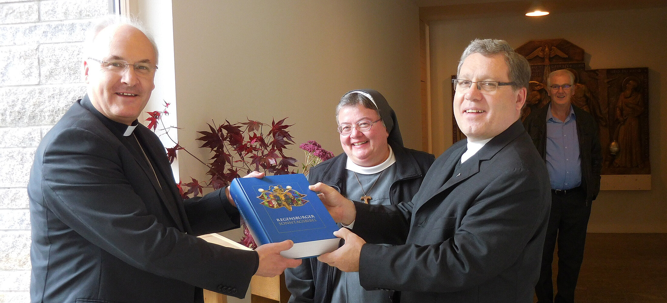 Bischof Dr. Voderholzer überreicht Direktor Manfred Strigl die Sonntagsbibel