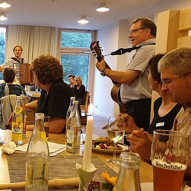 Menschen, die bei Musik feiern