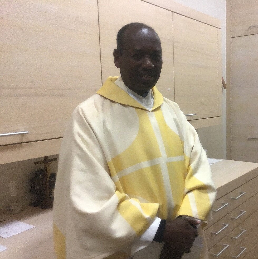 Priester in der Sakristei