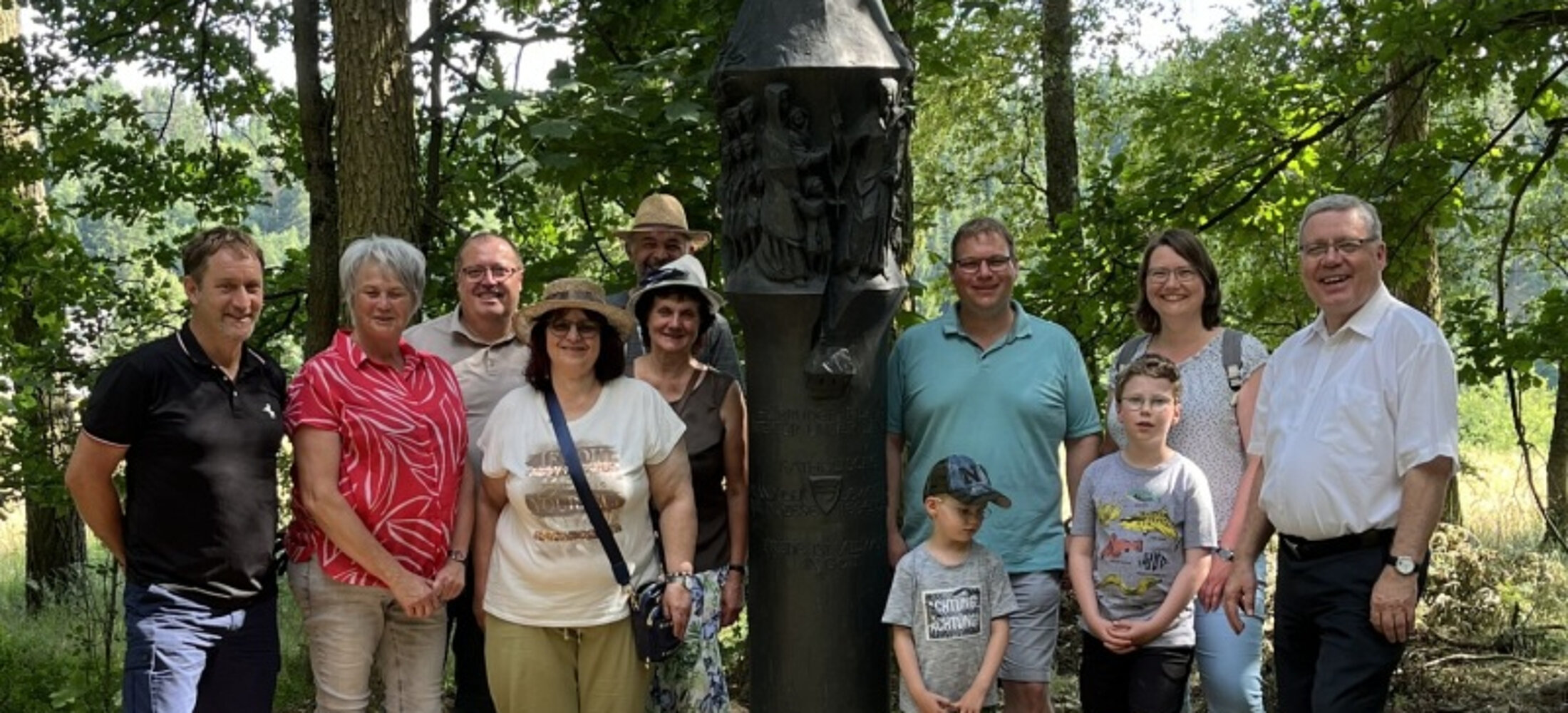 Gruppenbild um die Bruder-Klaus-Stele