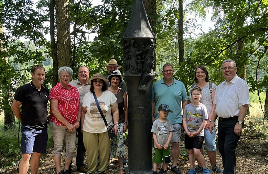 Gruppenbild um die Bruder-Klaus-Stele