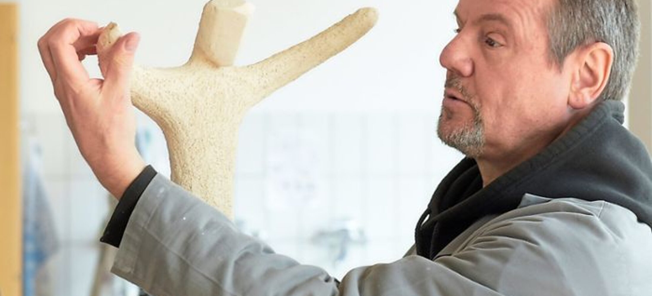Künstler mit Figur