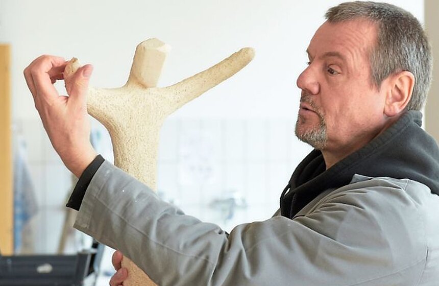 Künstler mit Figur