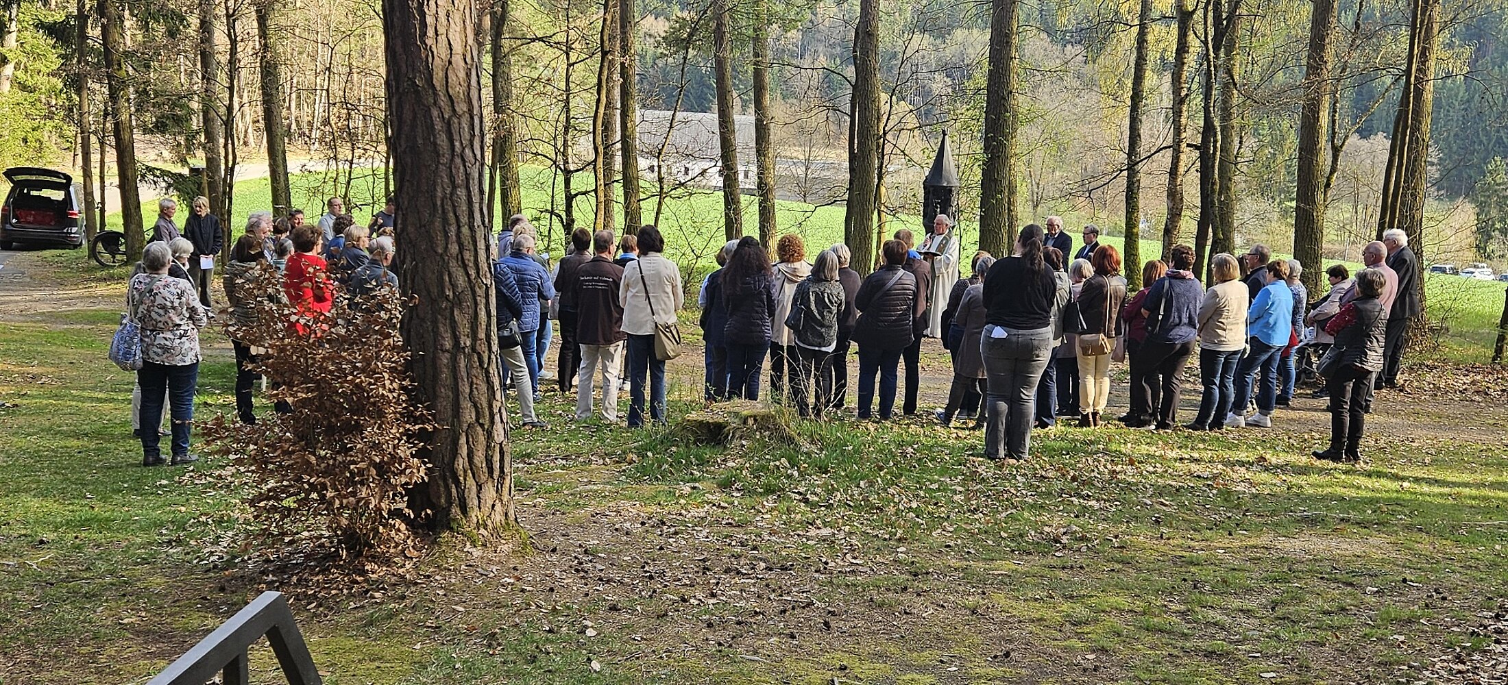 Mitglieder der kath. Landvolkbewegung vor der Bruder-Klaus-Stele in Johannisthal