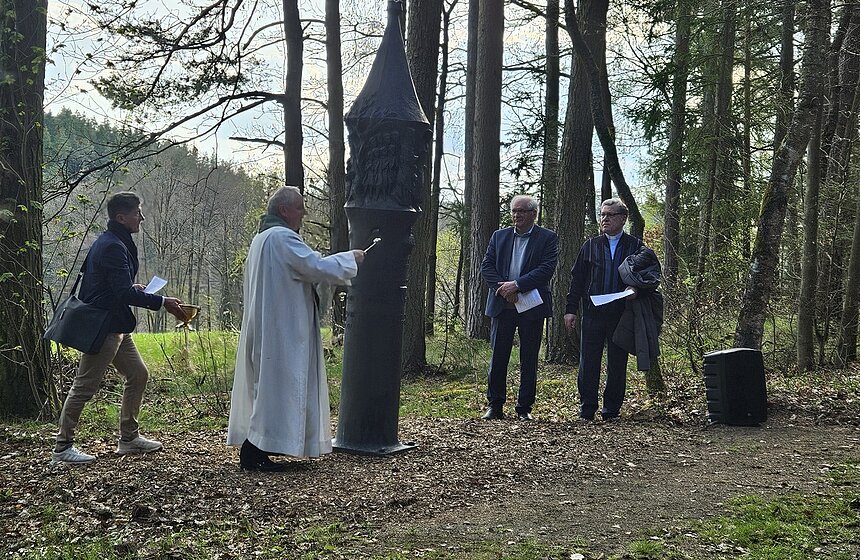 Landvolkseelsorger Christian Liebenstein segnet die Bruder-Klaus-Stele