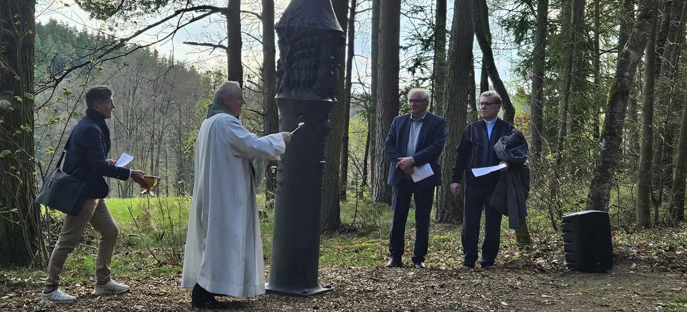 Landvolkseelsorger Christian Liebenstein segnet die Bruder-Klaus-Stele