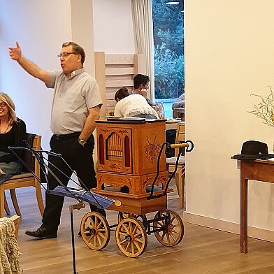 Direktor Strigl mit einer Drehorgel