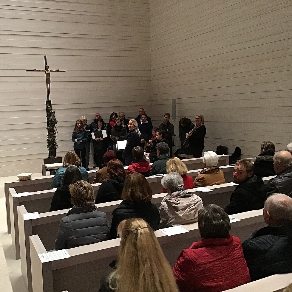 Gottesdienstbesucher mit Chor