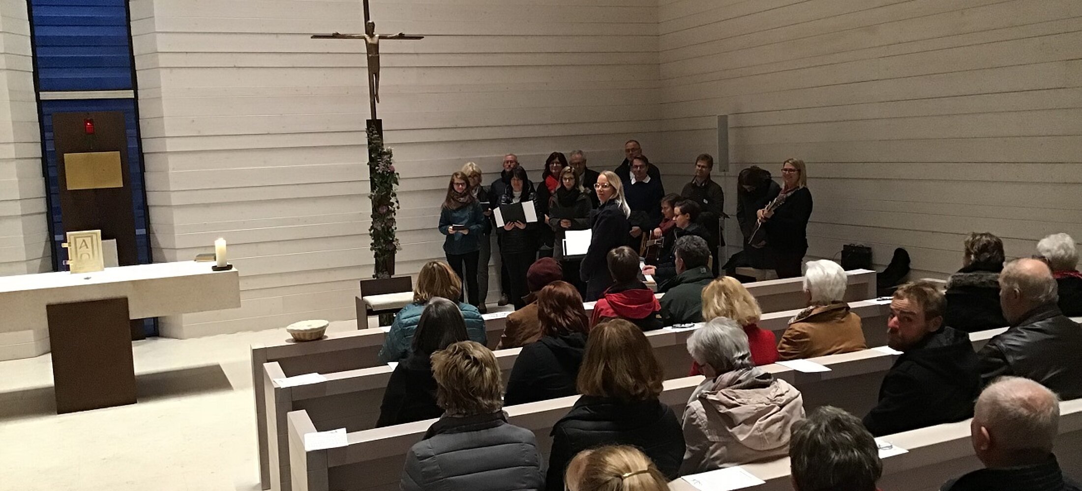 Gottesdienstbesucher mit Chor