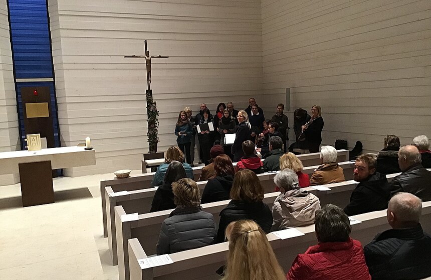 Gottesdienstbesucher mit Chor