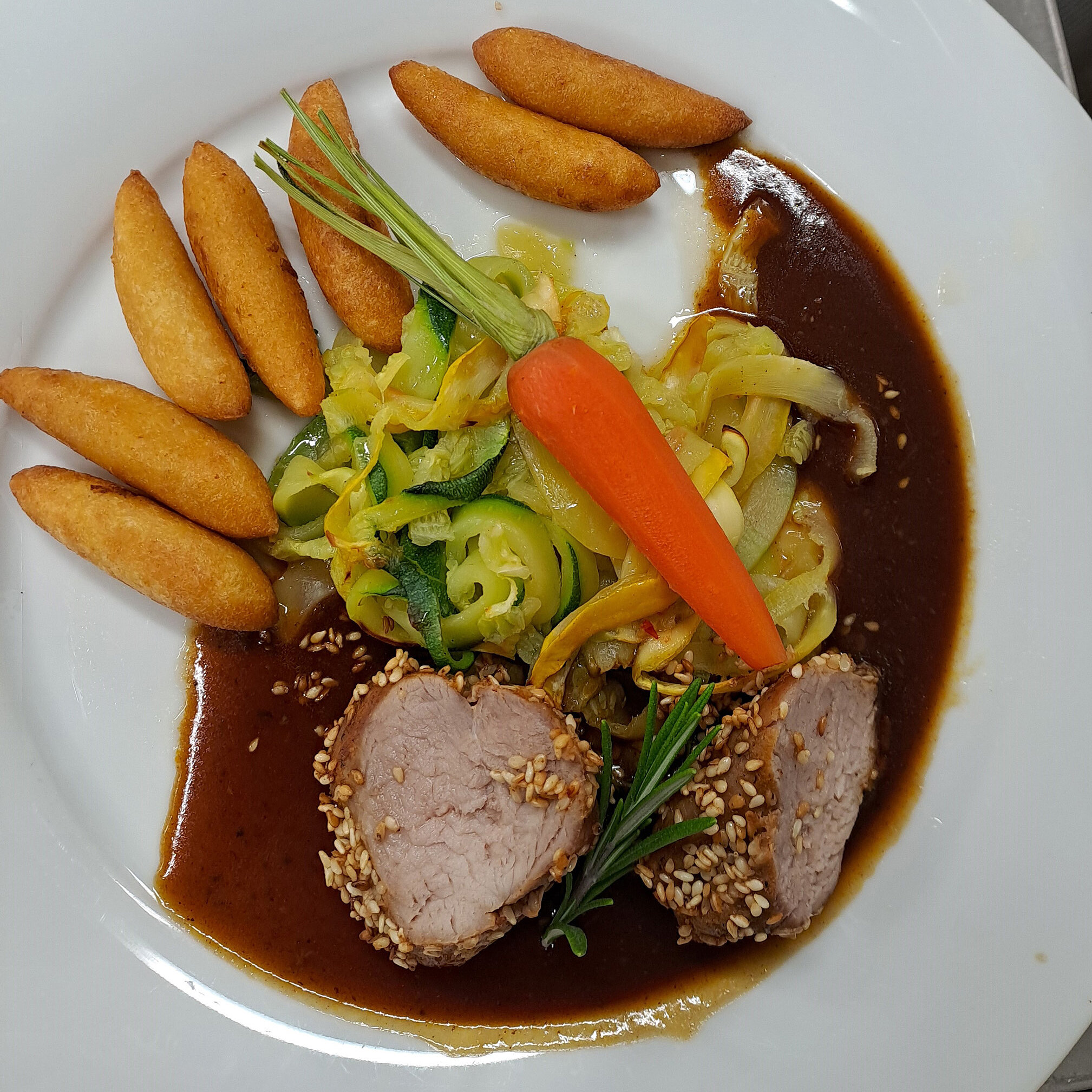Sesamlendchen mit Fingernudeln