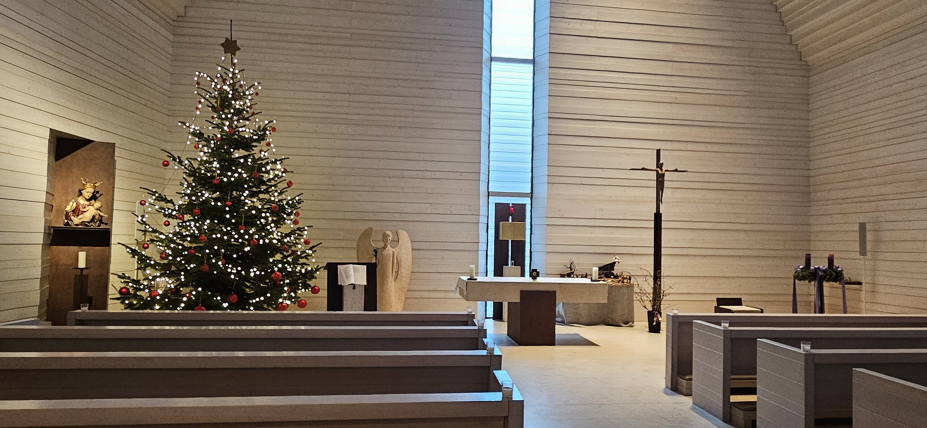 geschmückter Christbaum in der Kapelle Haus Johannisthal